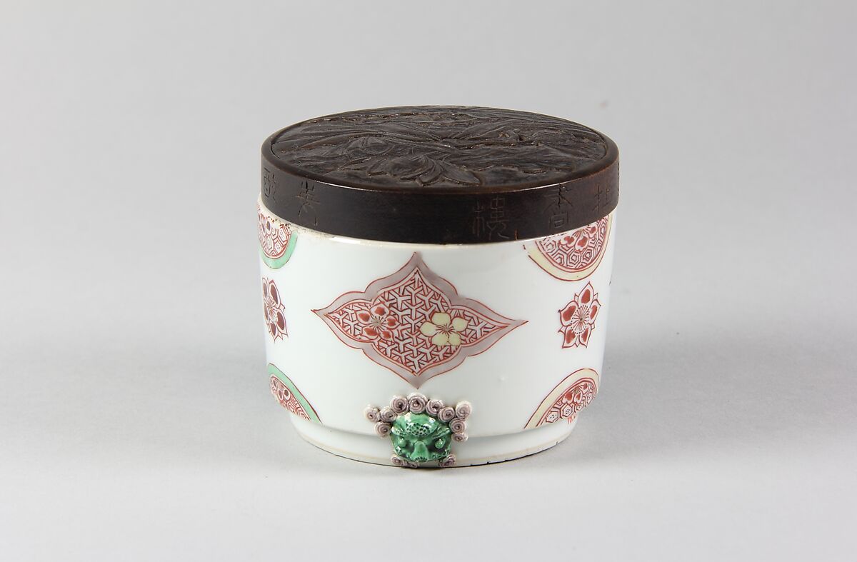 Incense burner with lion-head décor, Porcelain painted in overglaze polychrome enamels (Jingdezhen ware), wooden cover, China