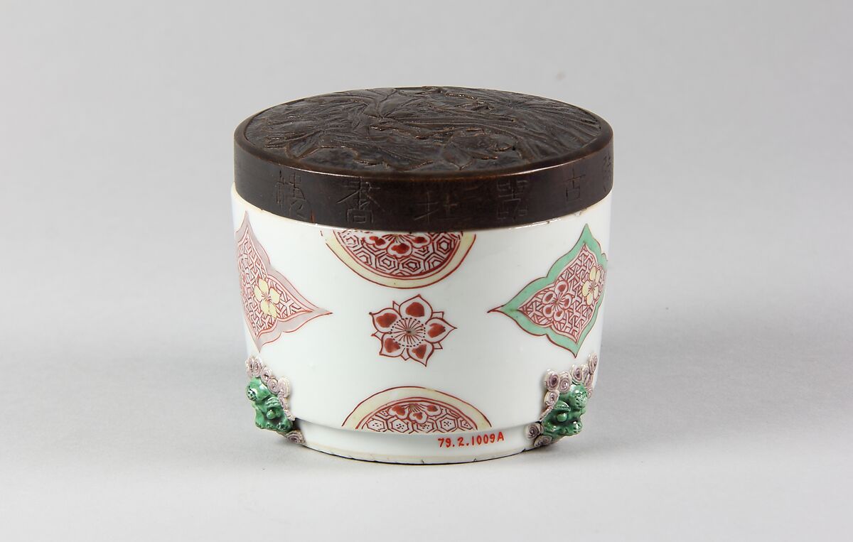 Incense burner with lion-head décor, Porcelain painted in overglaze polychrome enamels (Jingdezhen ware), wooden cover, China