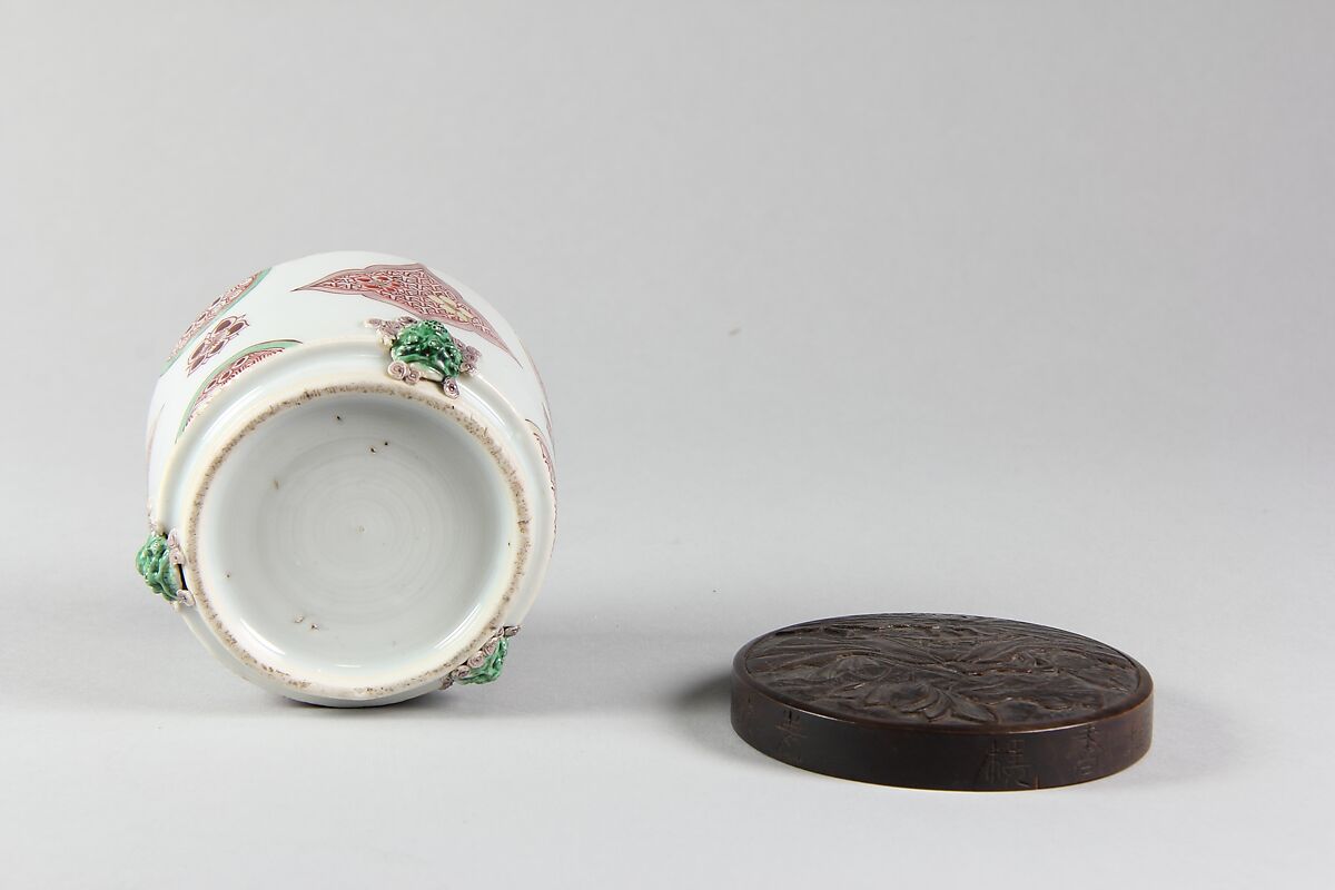 Incense burner with lion-head décor, Porcelain painted in overglaze polychrome enamels (Jingdezhen ware), wooden cover, China