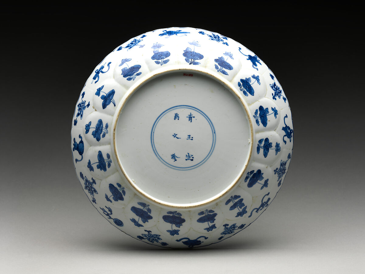 Dish with a couple and phoenixes, Porcelain painted in underglaze cobalt blue (Jingdezhen ware), China