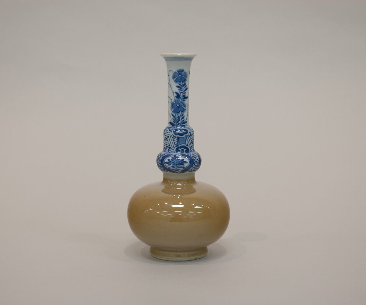 Gourd-form bottle vase, Porcelain painted in underglaze cobalt blue, with café-au-lait glaze (Jingdezhen ware), China 