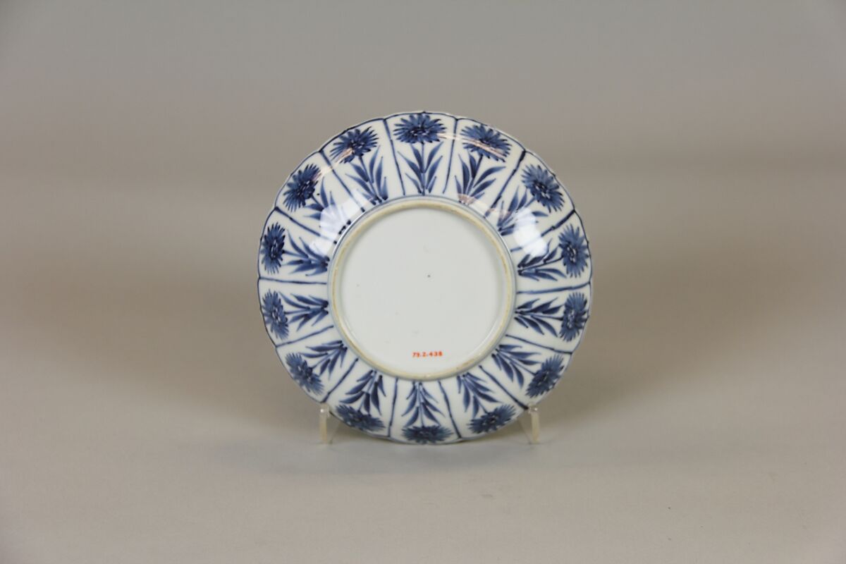 Dish with chrysanthemums, Porcelain painted in underglaze cobalt blue (Jingdezhen ware), China