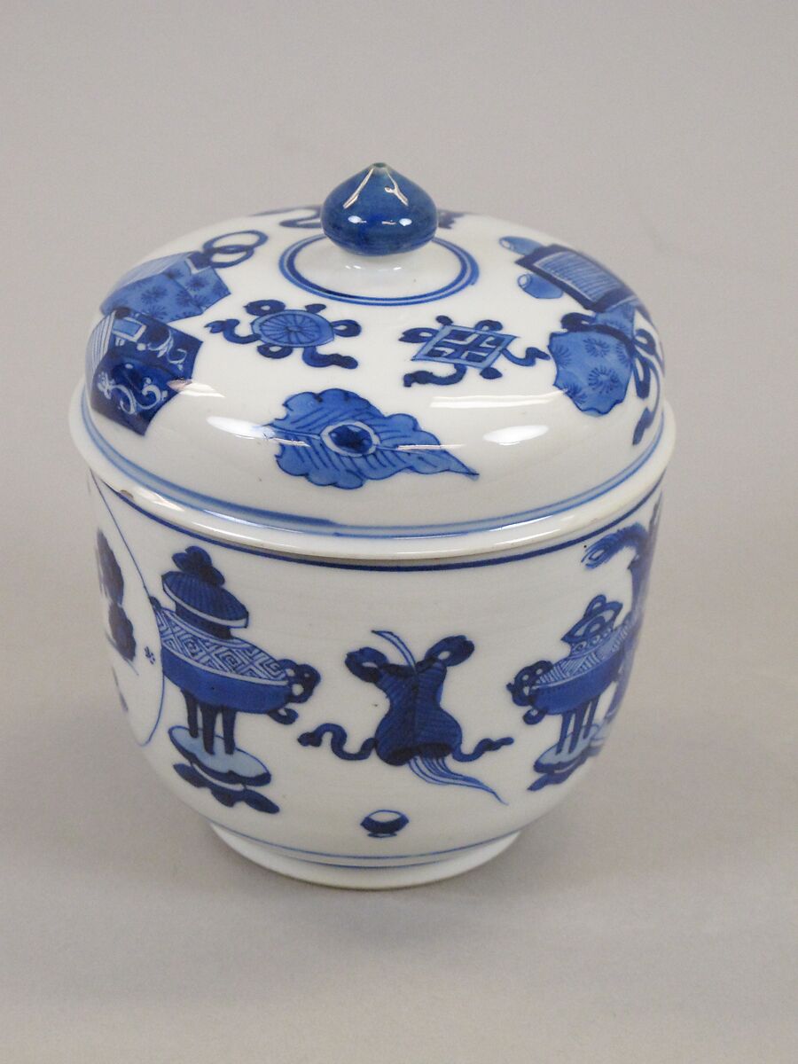 Covered jar with "Hundred Antique" pattern, Porcelain painted in underglaze cobalt blue (Jingdezhen ware), China