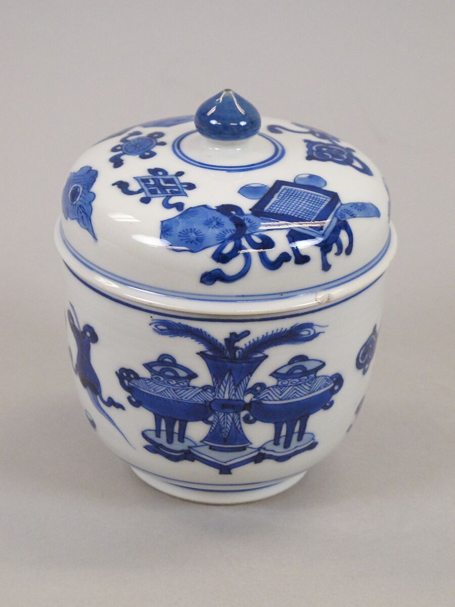Covered jar with "Hundred Antique" pattern, Porcelain painted in underglaze cobalt blue (Jingdezhen ware), China