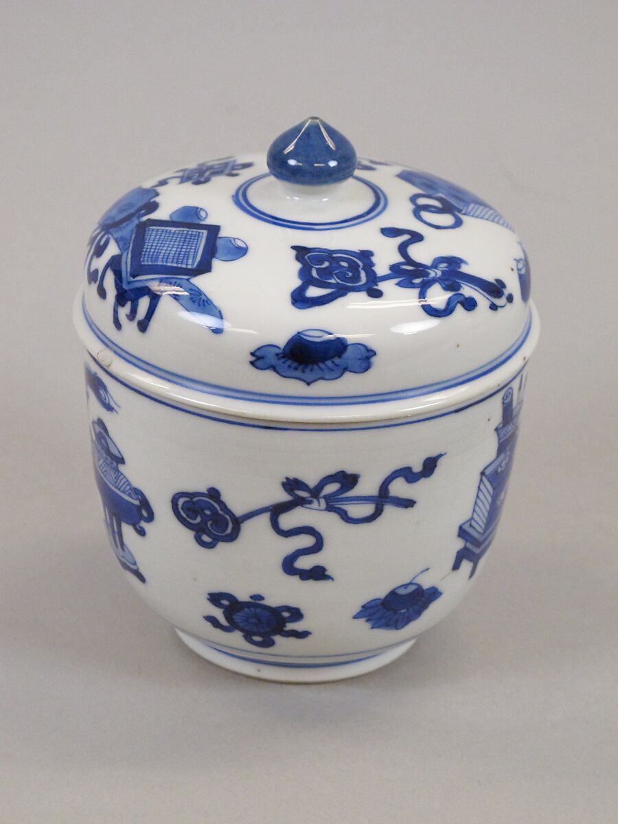 Covered jar with "Hundred Antique" pattern, Porcelain painted in underglaze cobalt blue (Jingdezhen ware), China