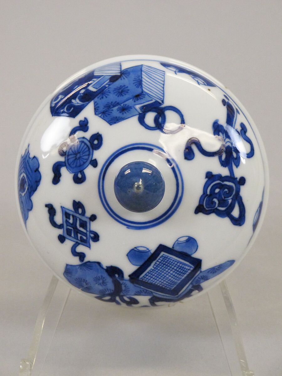 Covered jar with "Hundred Antique" pattern, Porcelain painted in underglaze cobalt blue (Jingdezhen ware), China