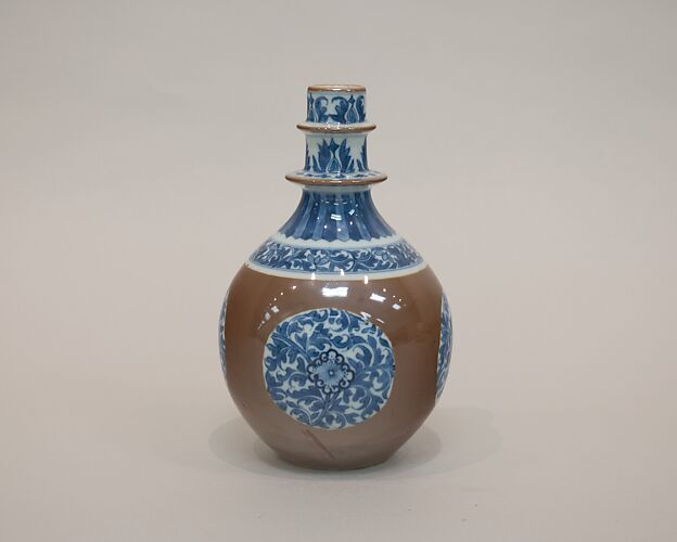 Bottle for a water pipe (huqqa)