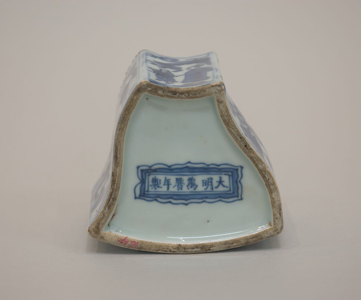 Covered box with figures in garden, Porcelain painted in underglaze cobalt blue (Jingdezhen ware), China