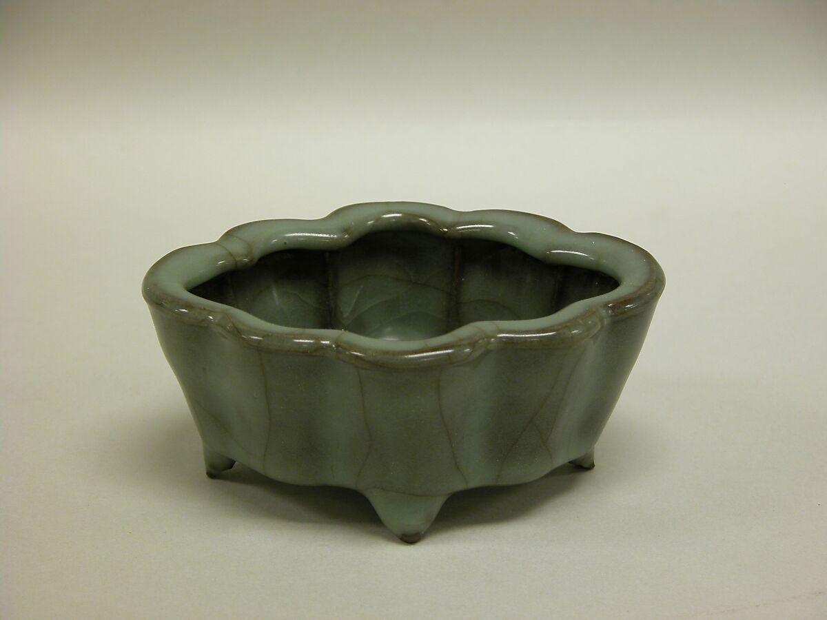 Foliated water receptacle, Stoneware with crackled blue glaze (Jiaotanxia Guan ware), China 