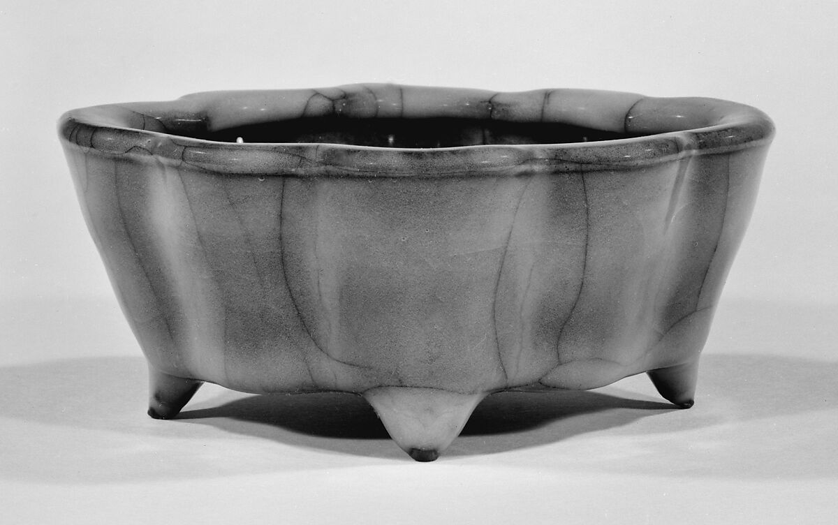 Foliated water receptacle, Stoneware with crackled blue glaze (Jiaotanxia Guan ware), China