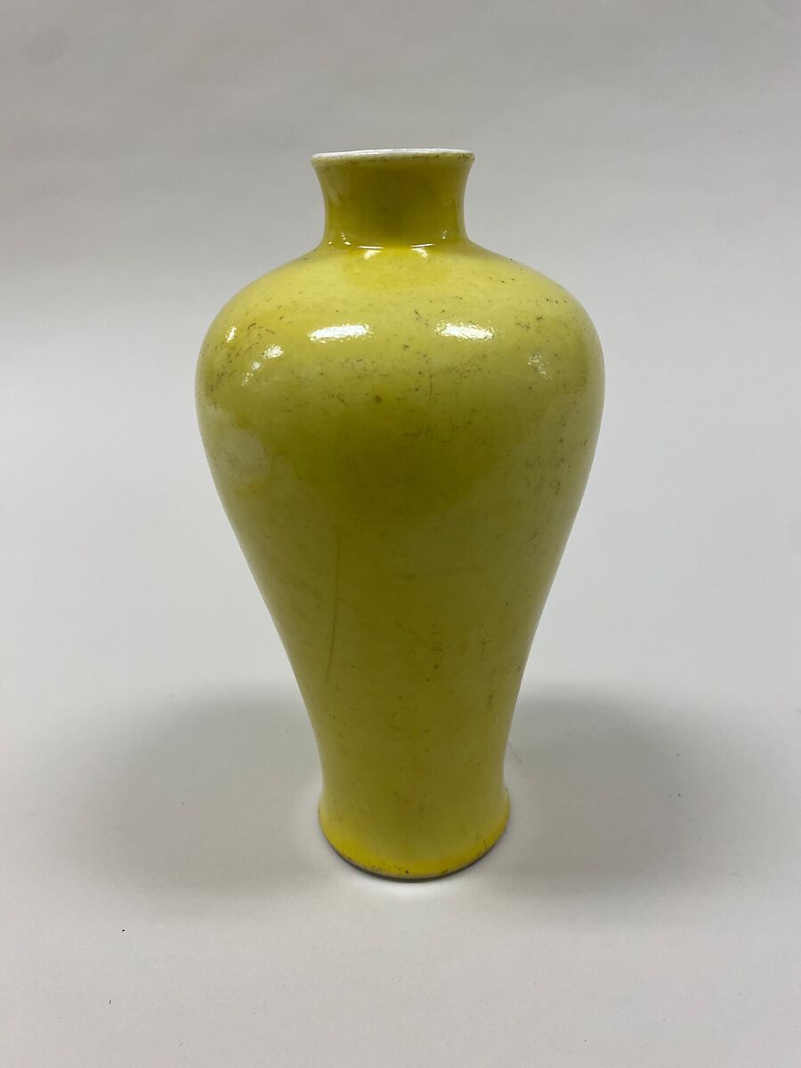 Meiping vase, Porcelain with crackled yellow glaze (Jingdezhen ware), China 