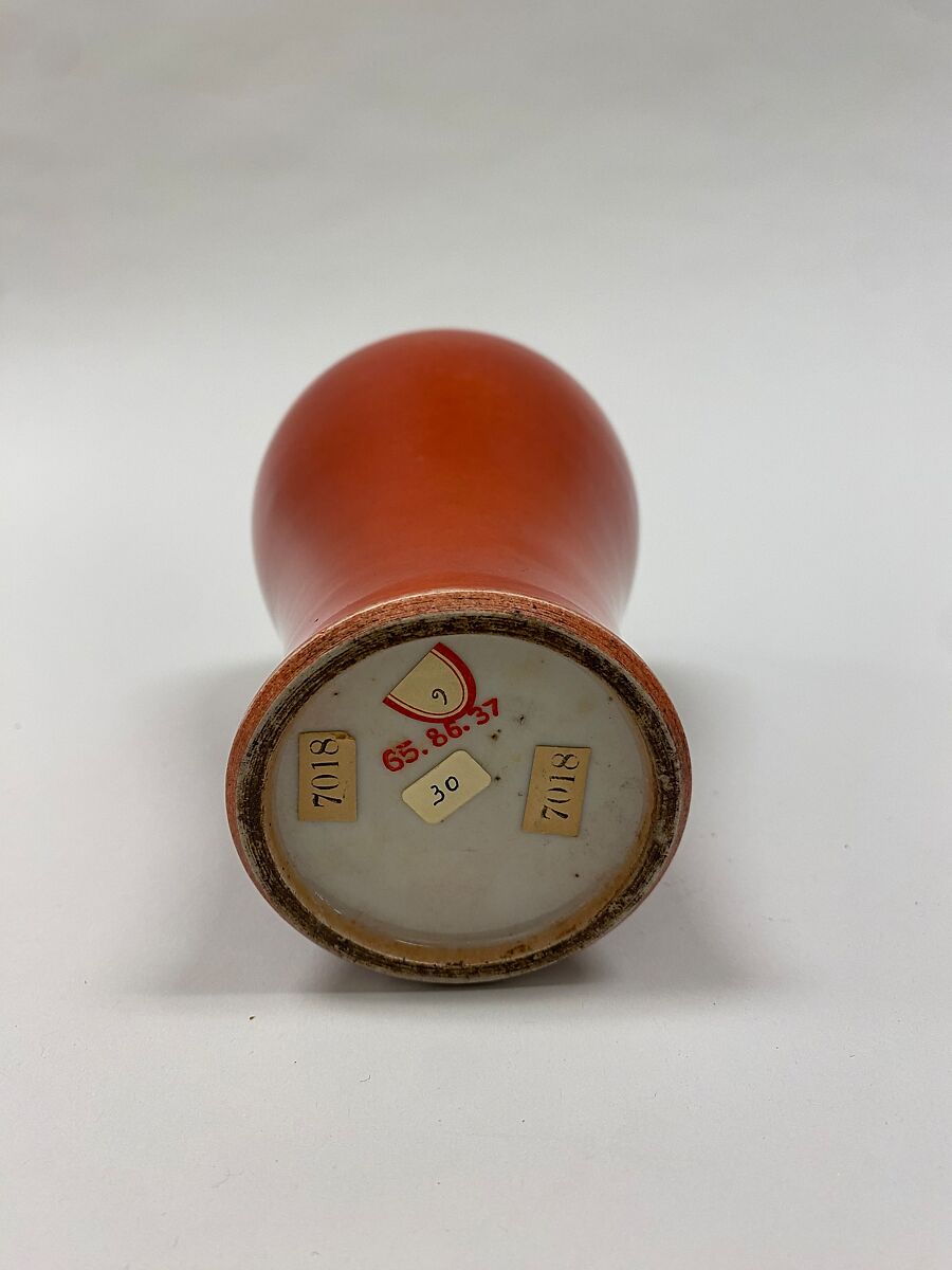 Meiping vase, Porcelain painted with coral red glaze (Jingdezhen ware), China