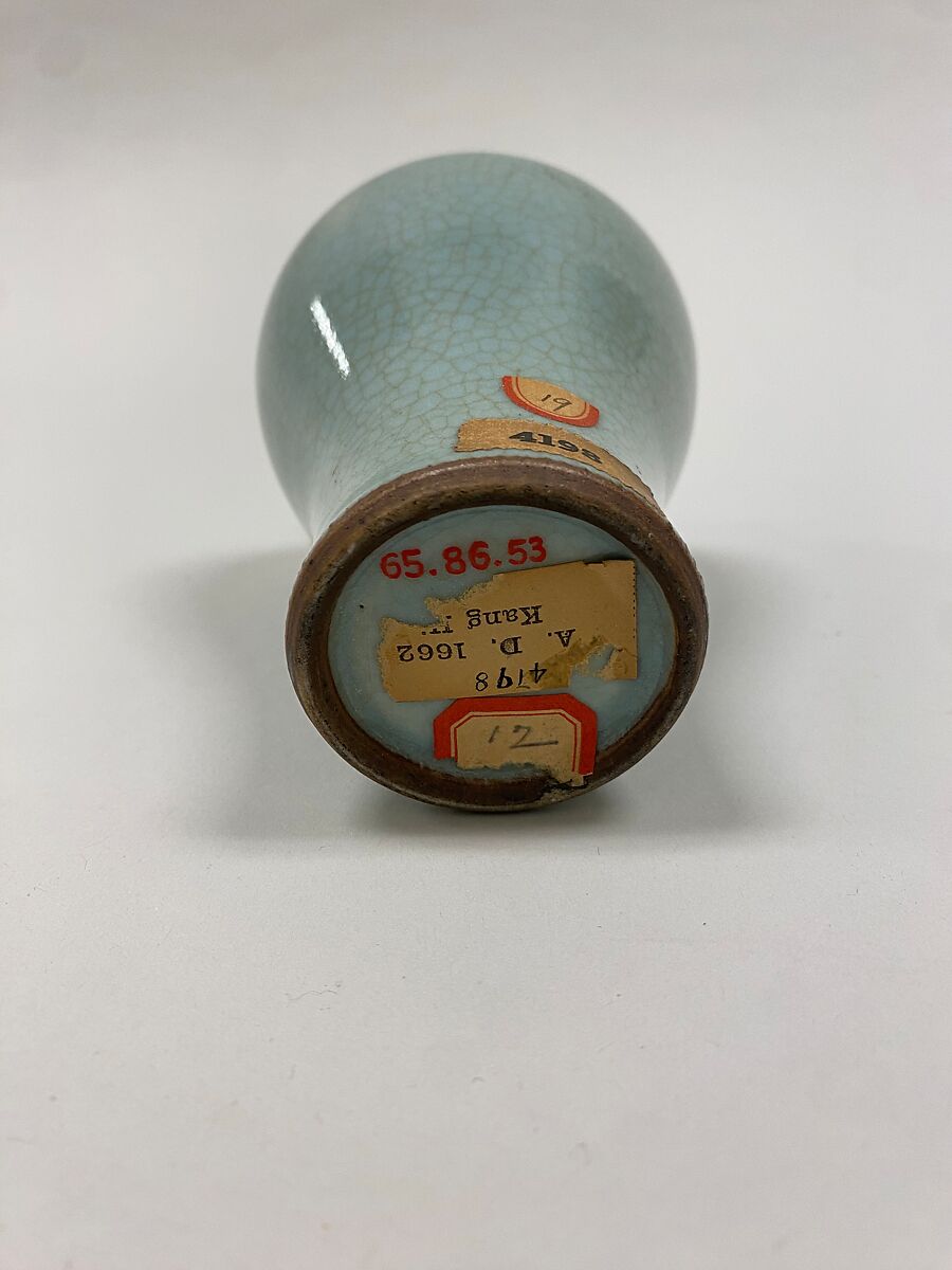 Gallipot, Porcelain with blue-grey crackled glaze, China