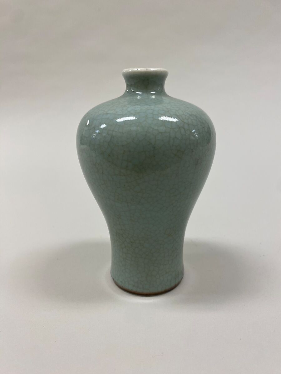 Gallipot, Porcelain with blue-grey crackled glaze, China 