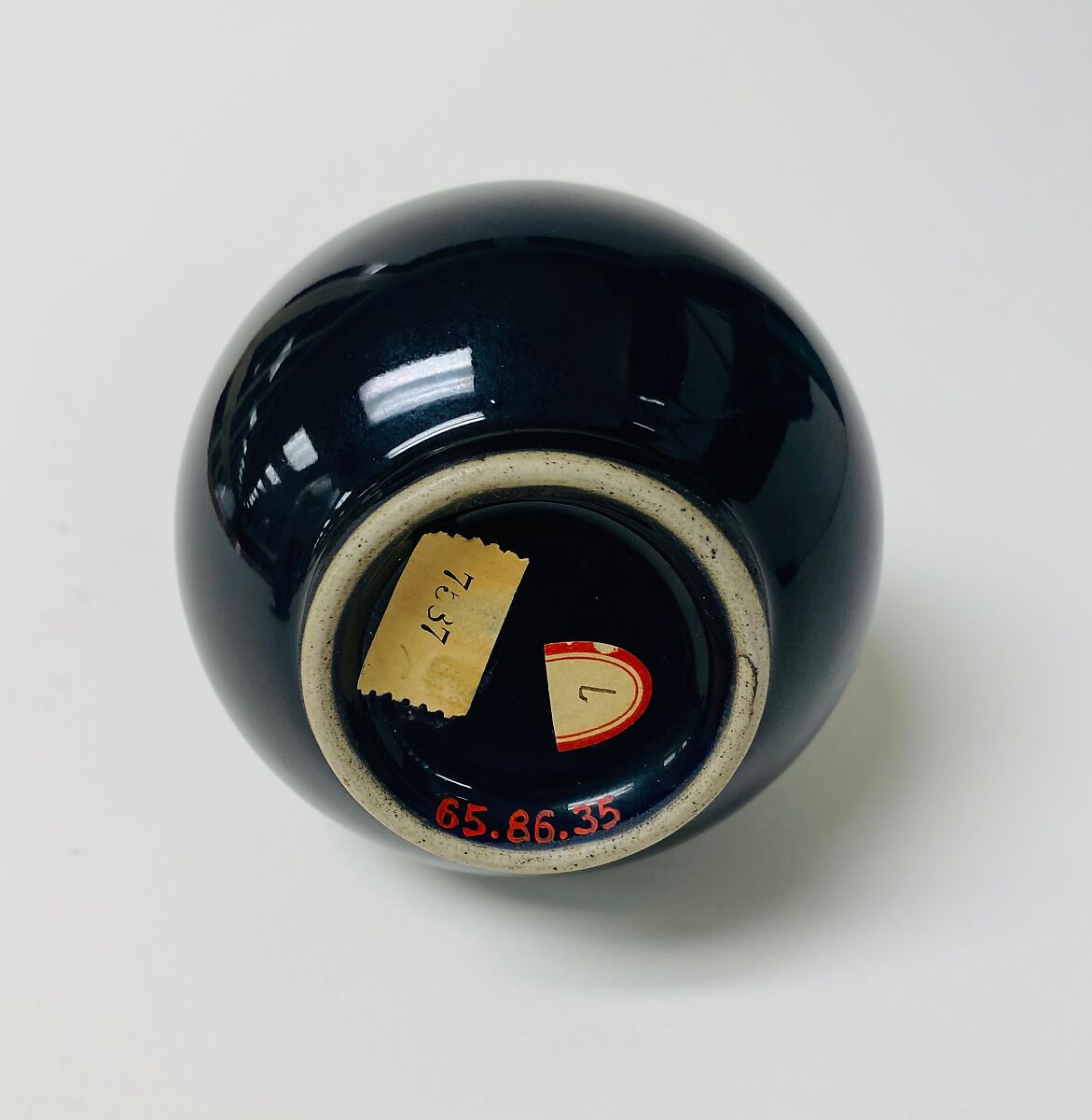 Bottle vase, Porcelain with mirror black glaze (Jingdezhen ware), China