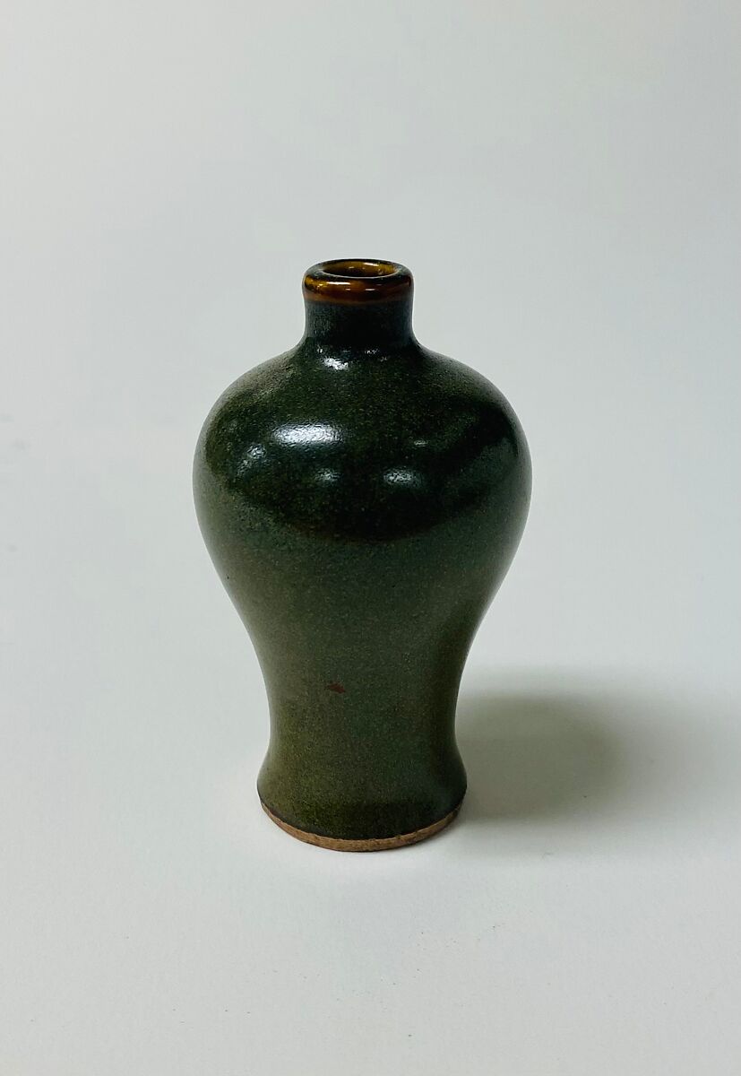 Miniature meiping vase, Porcelain with crackled green glaze (Jingdezhen ware), China 