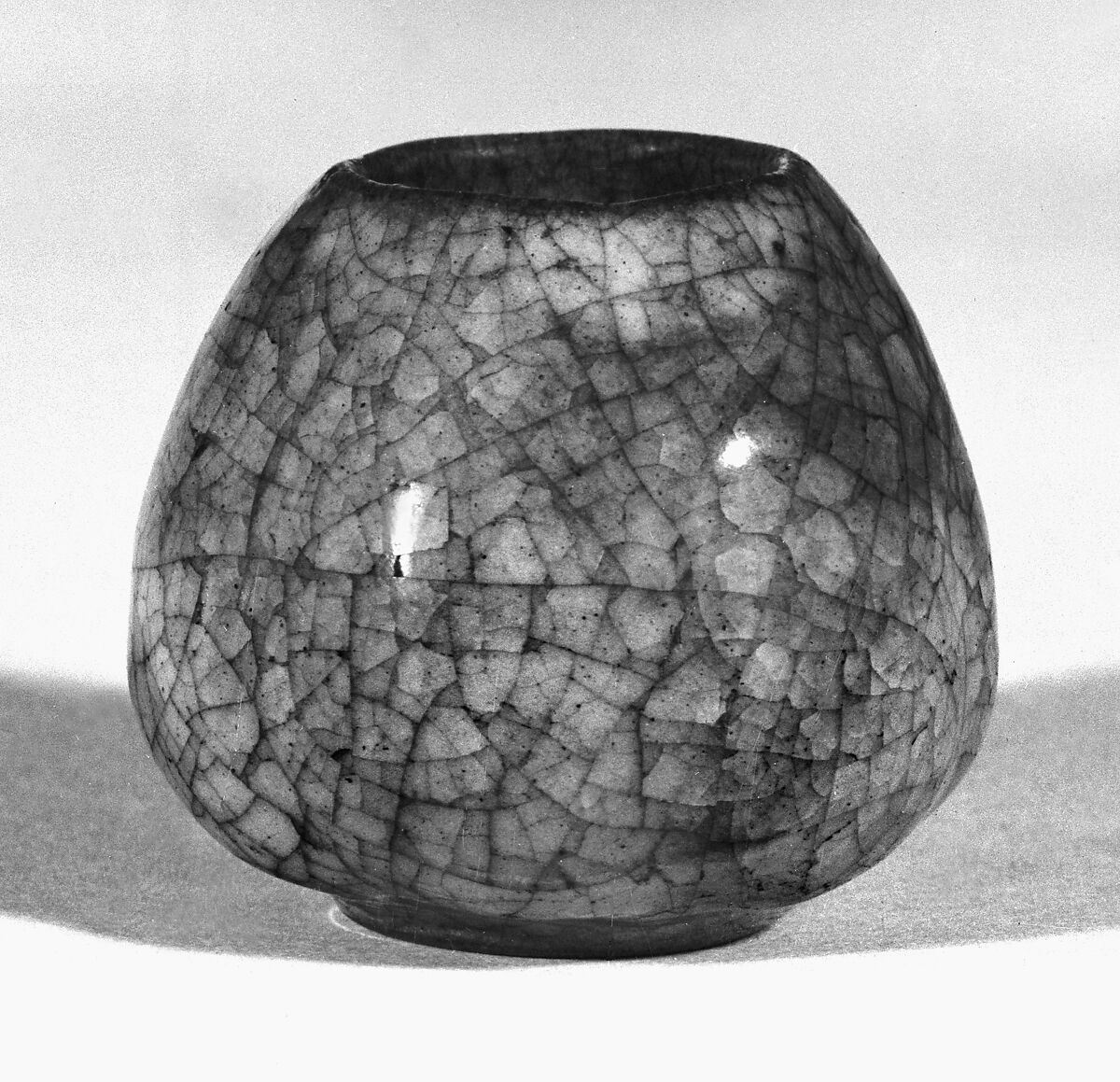 Water pot, Stoneware with crackled glaze (Jingdezhen ware), China 