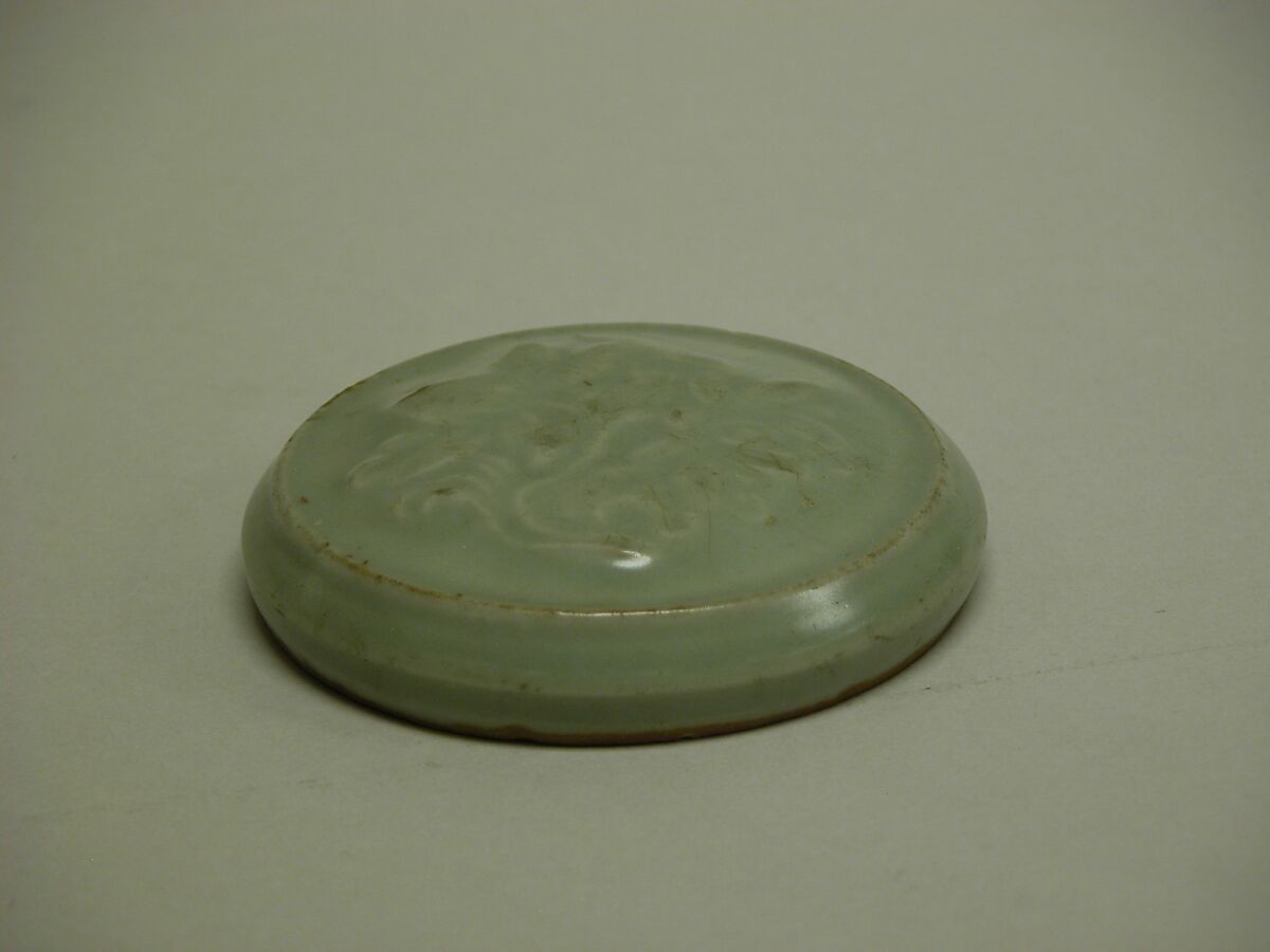 Lid of a box, Stoneware with mold decoration under a celadon glaze (Longquan ware), China 