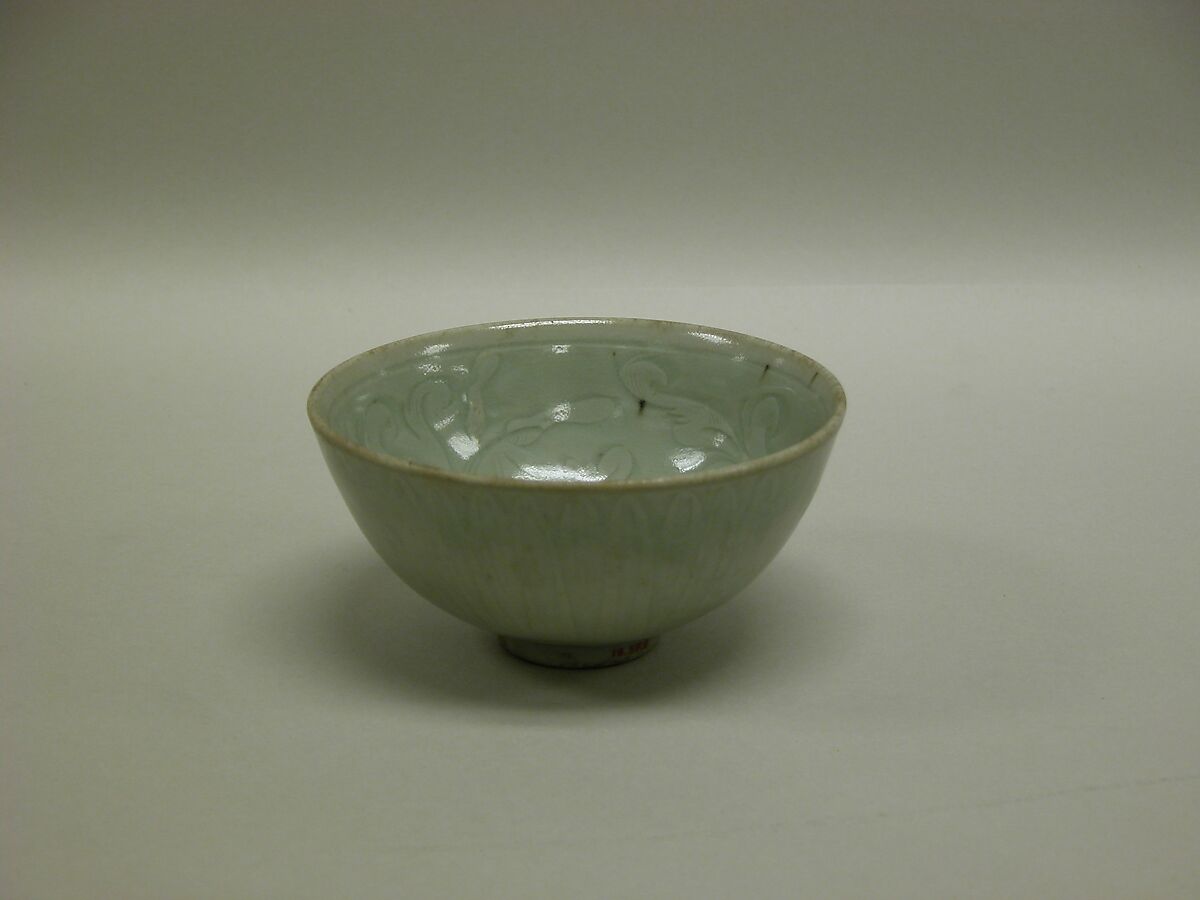 Bowl with floral patterns, Stoneware with incised decoration under a celadon glaze (Longquan ware), China 