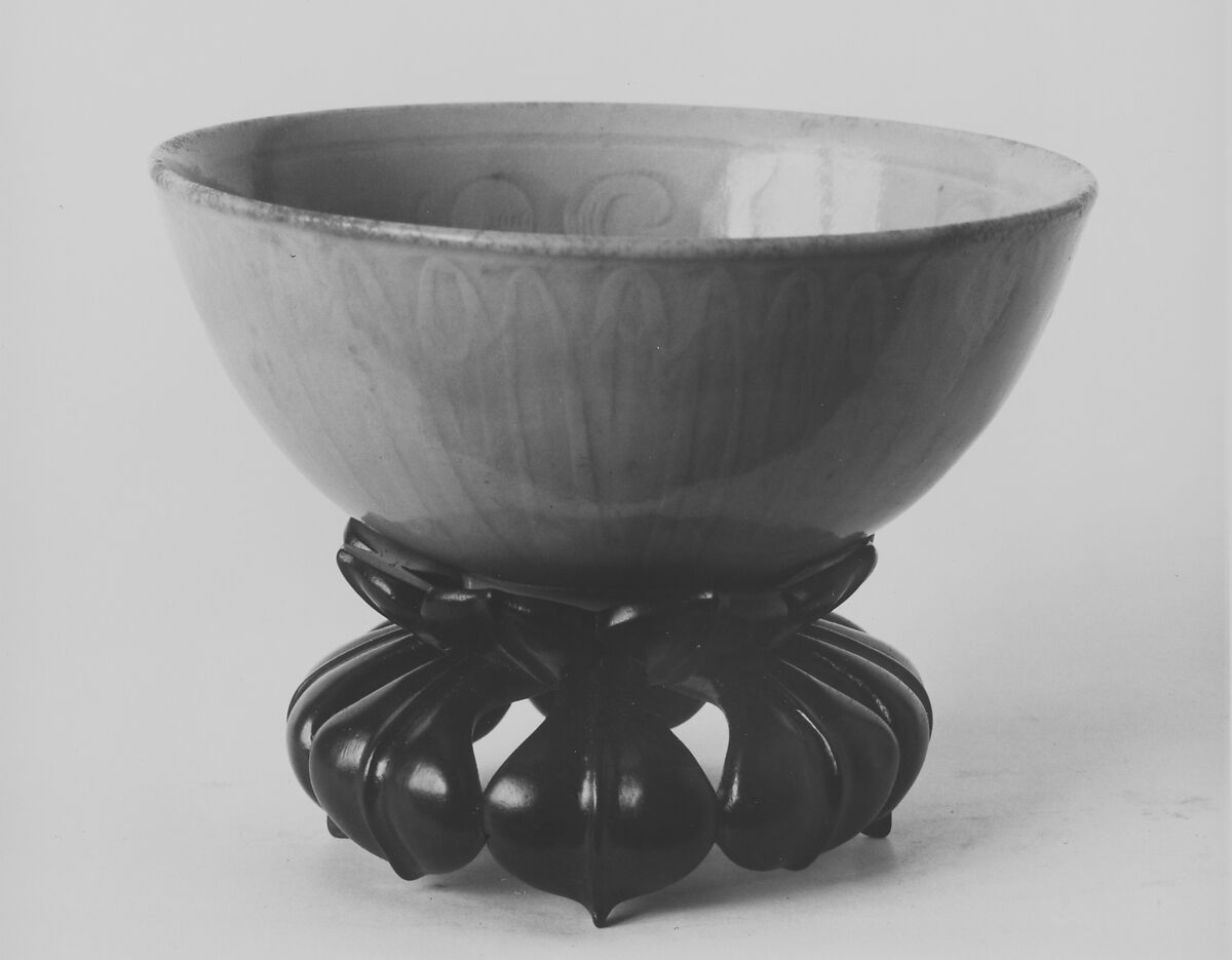 Bowl with floral patterns, Stoneware with incised decoration under a celadon glaze (Longquan ware), China