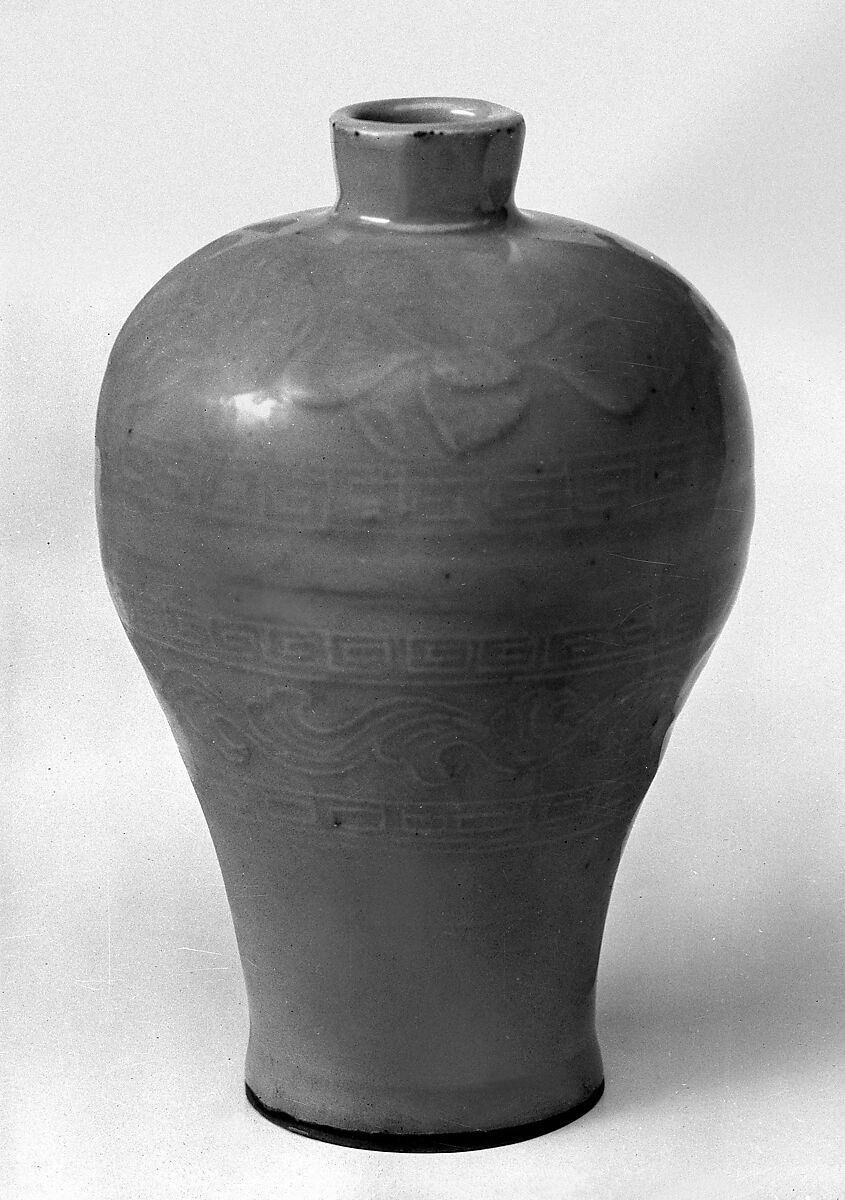 Meiping vase with floral patterns, Stonware with incised decoration under celadon glaze (Longquan ware), China
