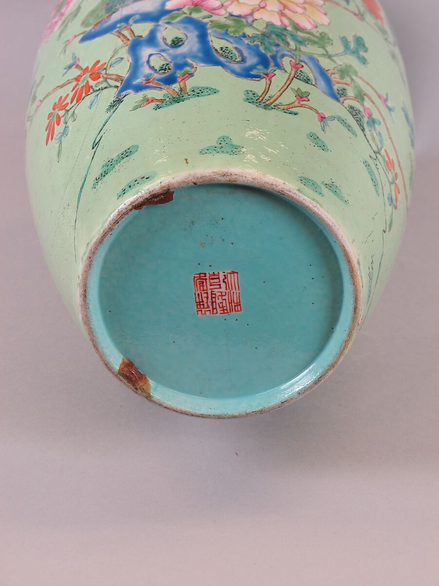 Vase, Porcelain painted in overglaze polychrome enamels, China