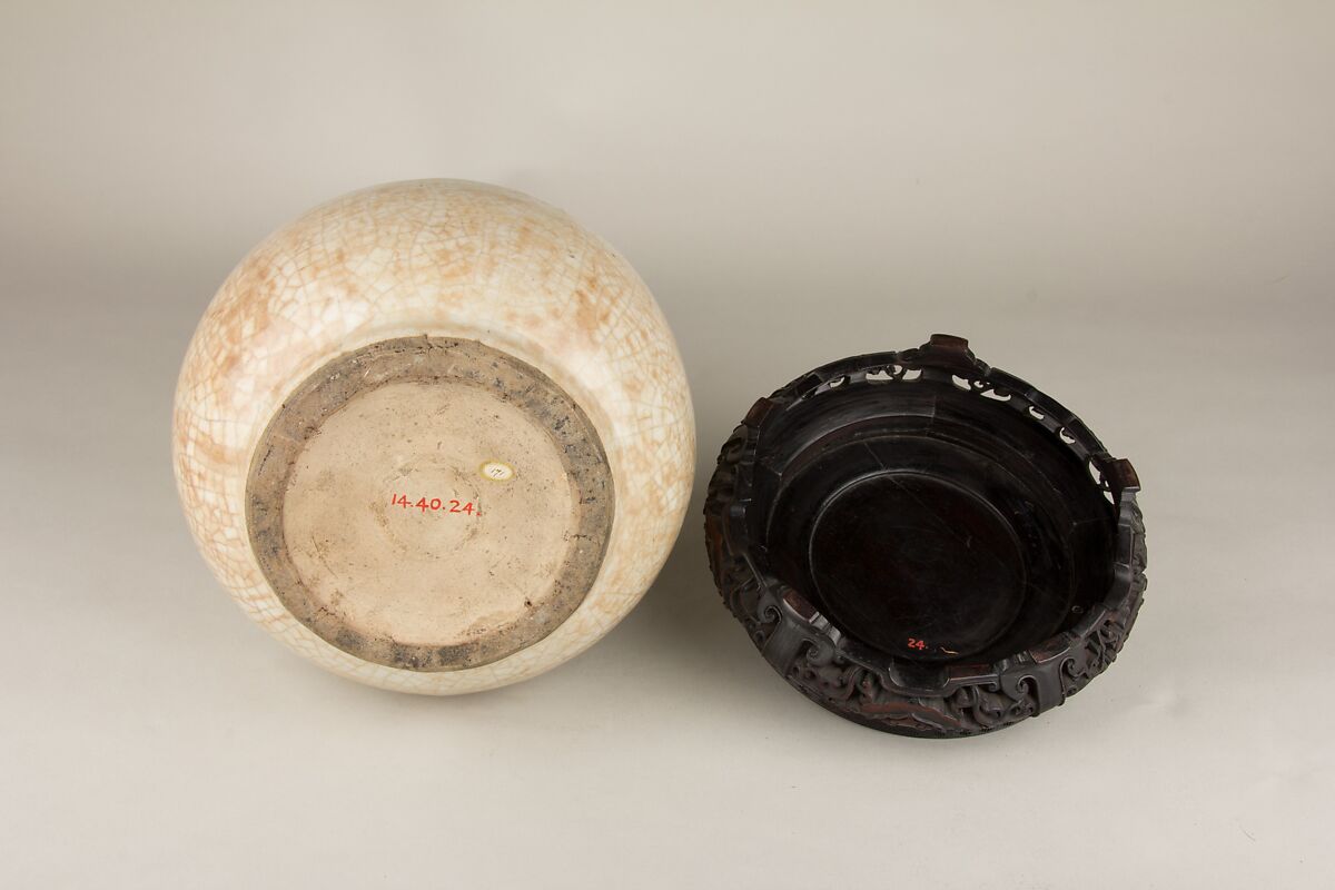 Long neck bottle, Porcelain with crackled glaze, China