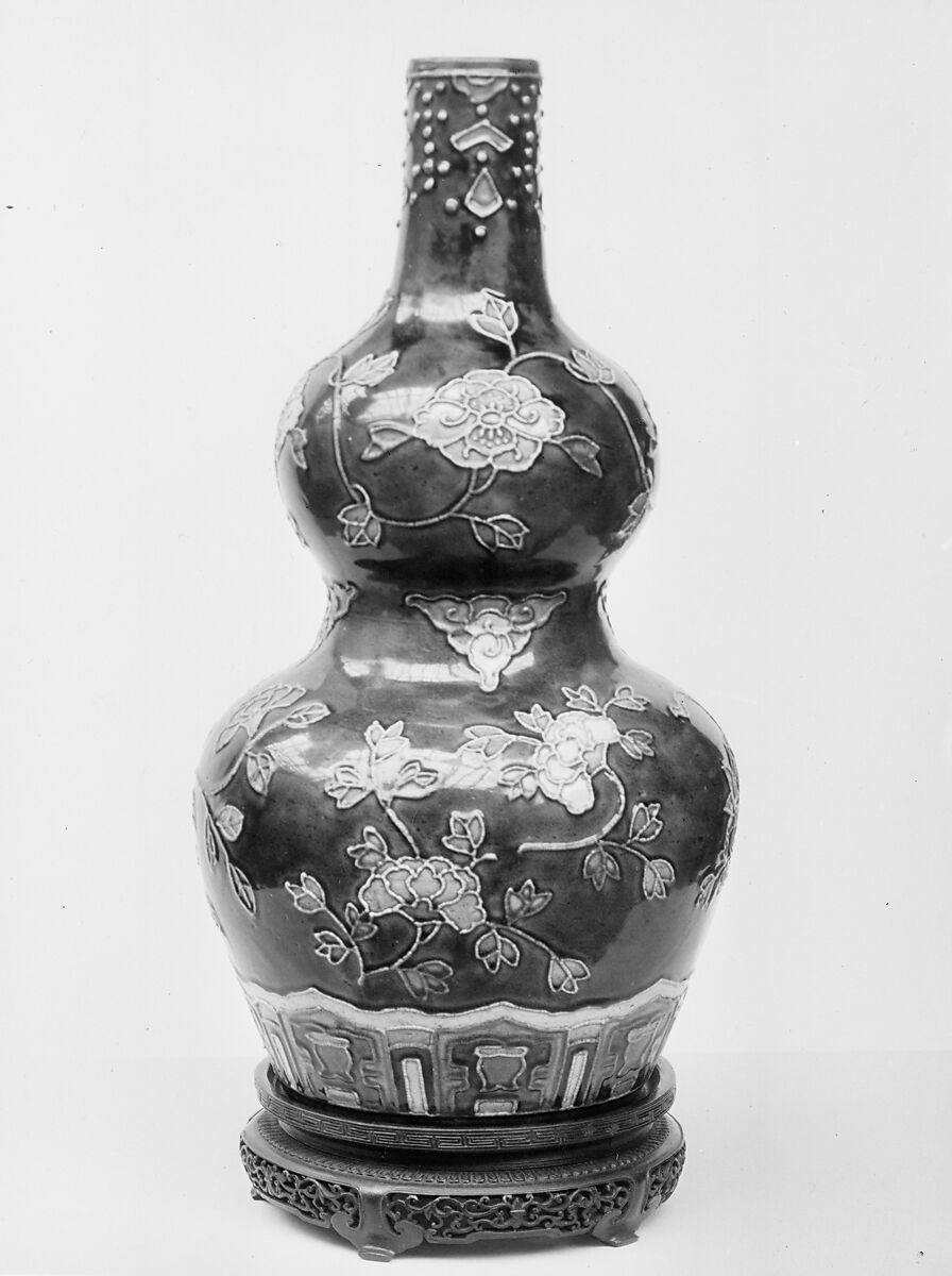 Double gourd bottle with flowers | China | Ming dynasty (1368–1644 ...