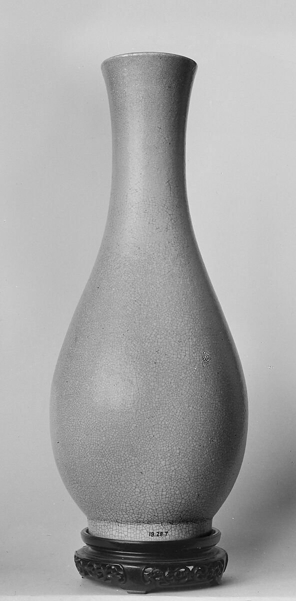 Vase, Porcelain painted in overglaze polychrome enamels (Jingdezhen ware), China