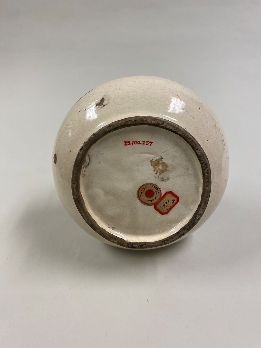 Bottle vase with floral scrolls, White porcelain with incised decoration (Dehua ware), China