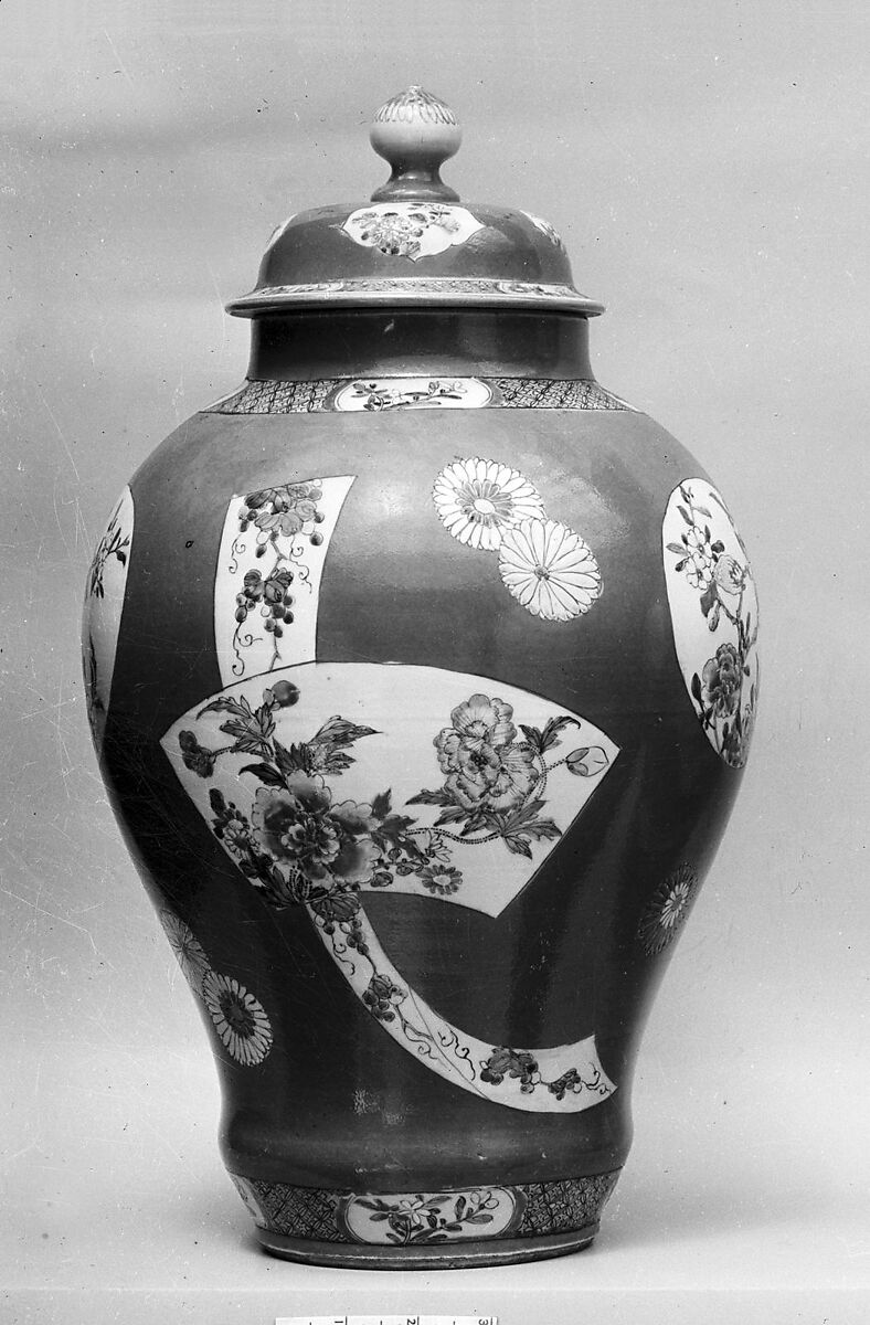 Covered jar with flowers, Porcelain painted in overglaze polychrome enamels (Jingdezhen ware), China 