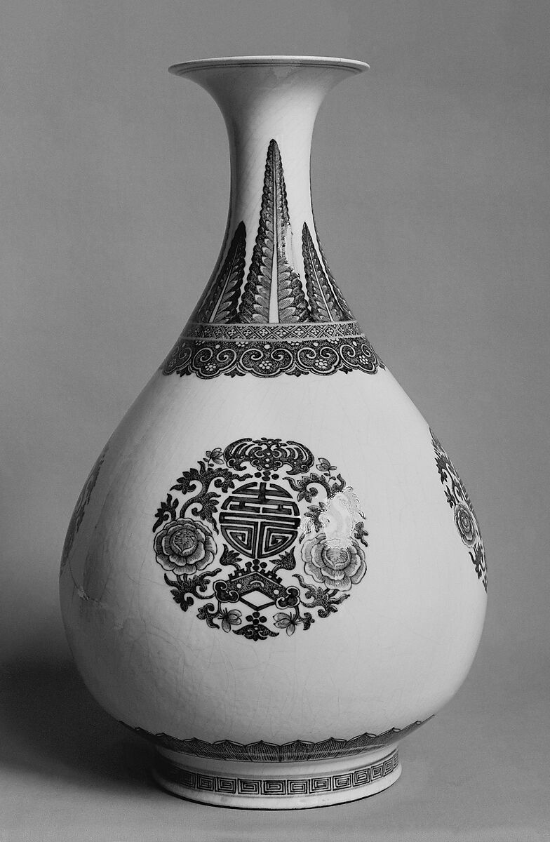 Vase, "Soft paste" porcelain painted in underglaze blue, China 