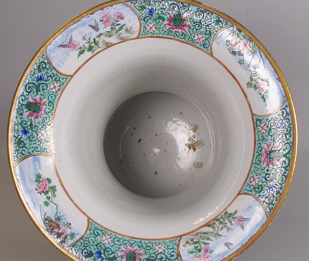 Vase, Porcelain painted in overglaze polychrome enamels, China