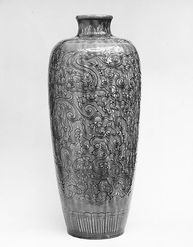 Vase with chi dragons