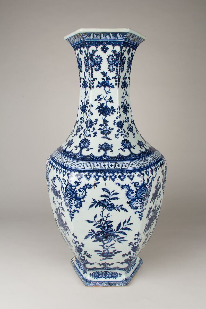 Hexagonal vase with Rococo-style flowers, Porcelain painted in underglaze cobalt blue (Jingdezhen ware), China