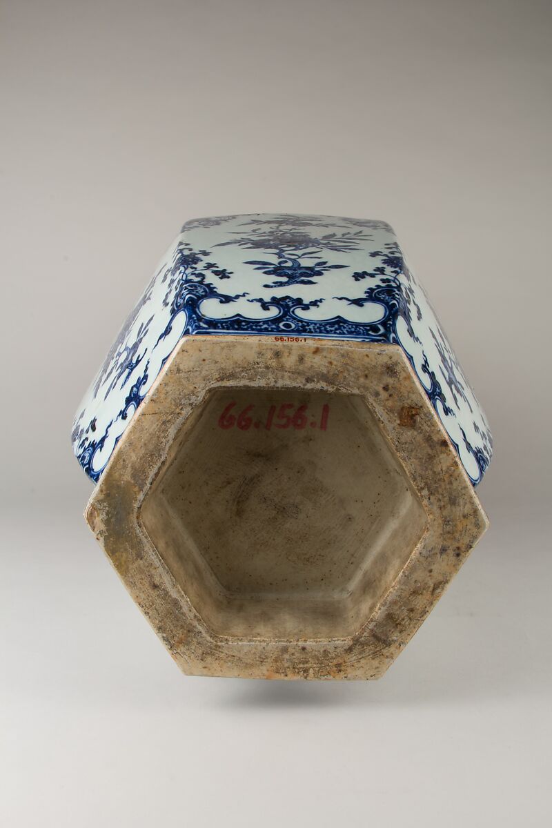 Hexagonal vase with Rococo-style flowers, Porcelain painted in underglaze cobalt blue (Jingdezhen ware), China