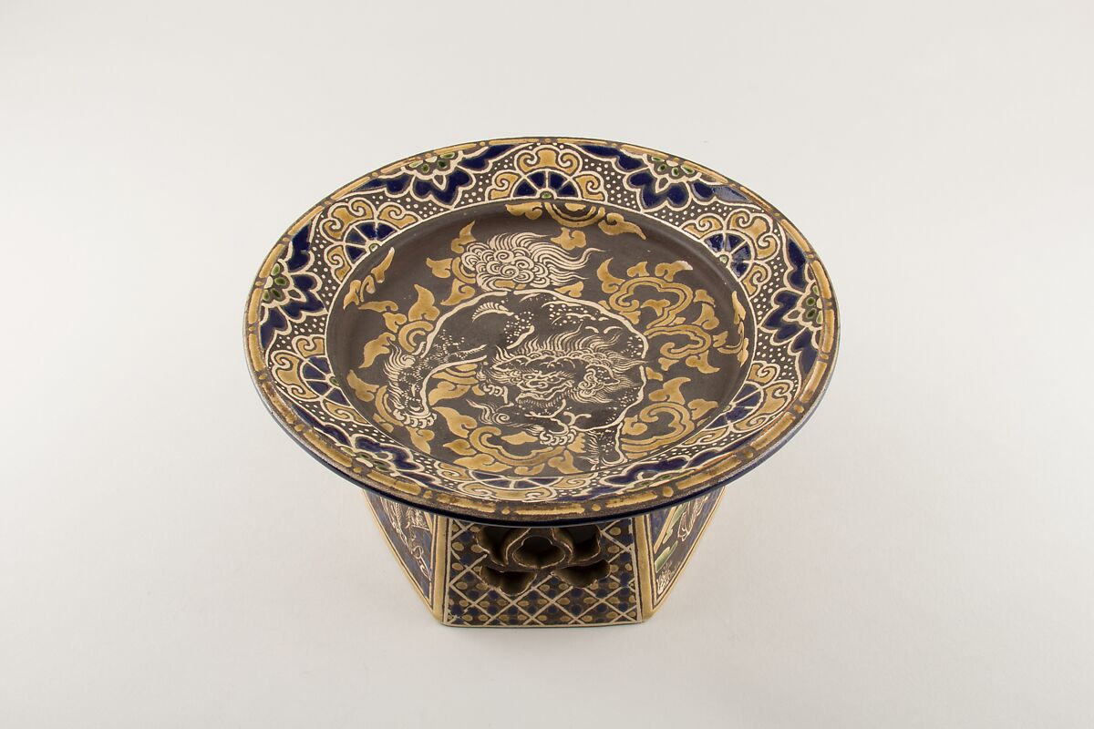 Cake Dish, Hozan (?), Buff ware decorated with colored enamels which do not touch, and the clay between has been darkened (Kyoto ware), Japan