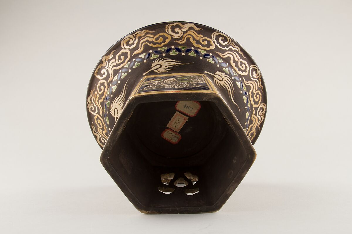 Cake Dish, Hozan (?), Buff ware decorated with colored enamels which do not touch, and the clay between has been darkened (Kyoto ware), Japan