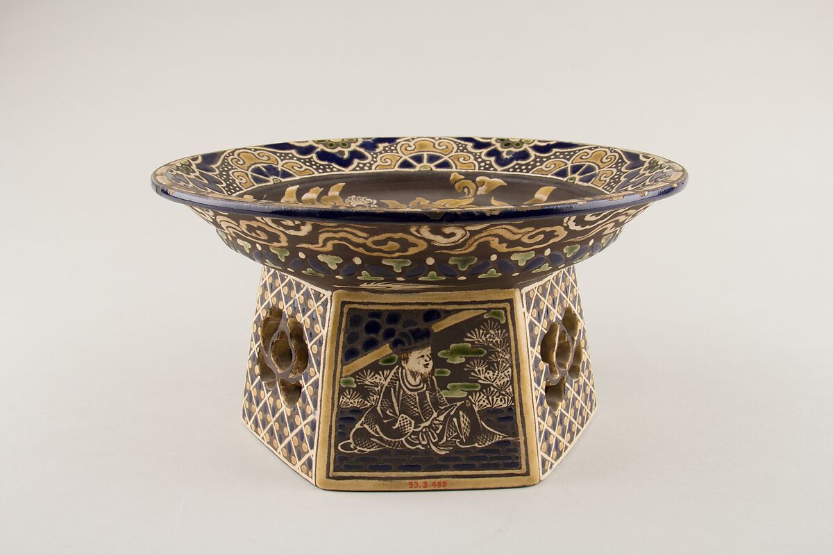 Cake Dish, Hozan (?), Buff ware decorated with colored enamels which do not touch, and the clay between has been darkened (Kyoto ware), Japan