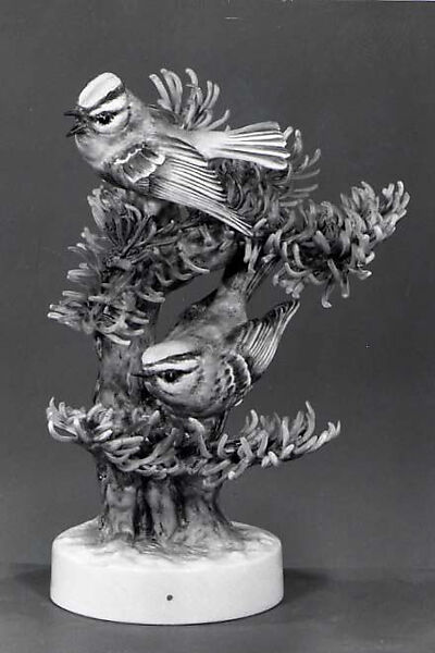 Birds (male and female kinglets), Dorothy Doughty (British, 1893–1963), Bone china 