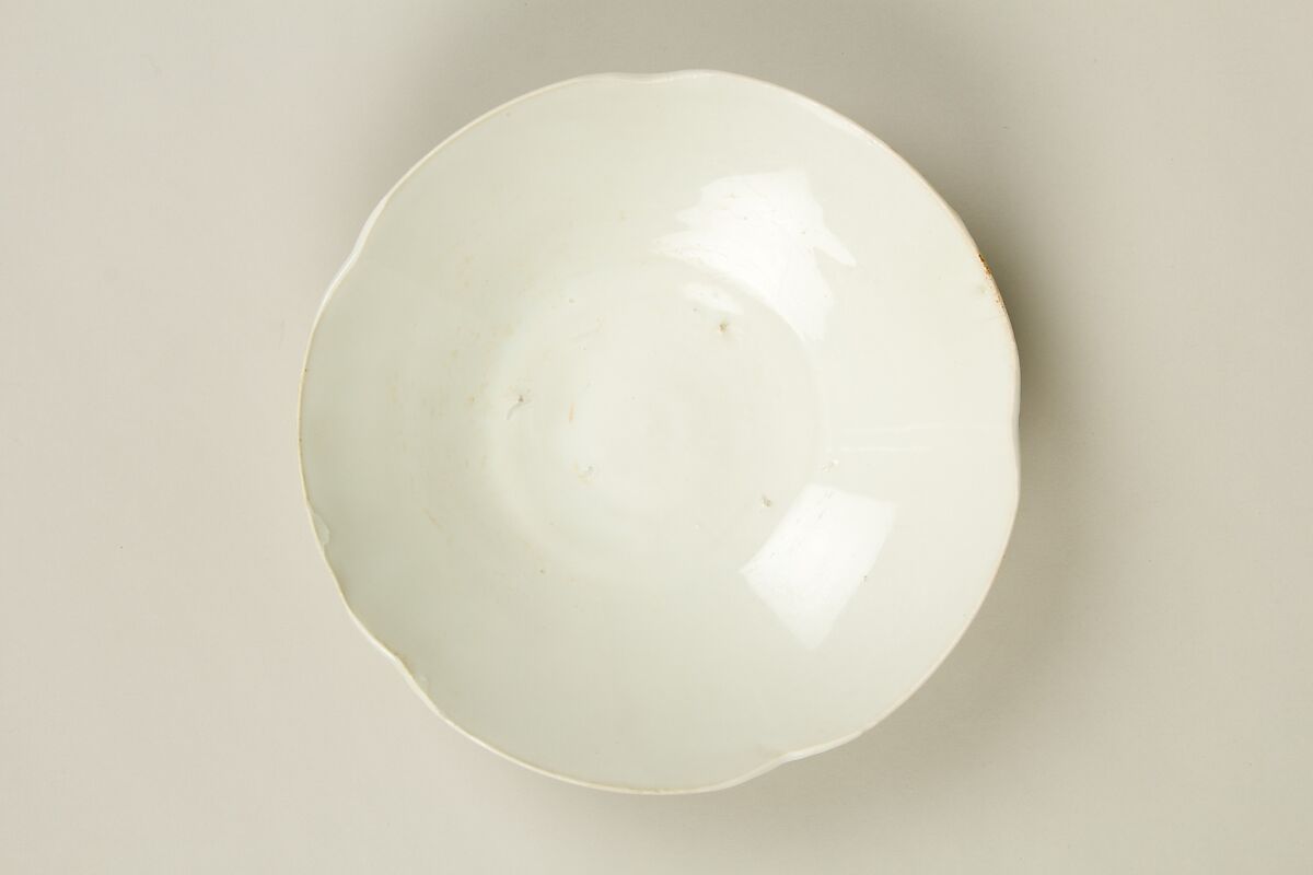 Bowl with petal-shaped rim, Stoneware with clear glaze, China