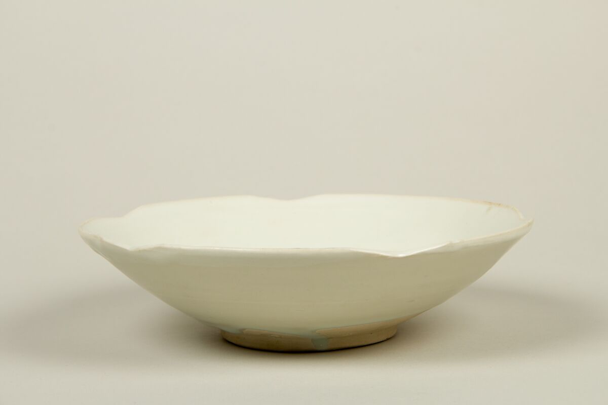Bowl with petal-shaped rim, Stoneware with clear glaze, China 