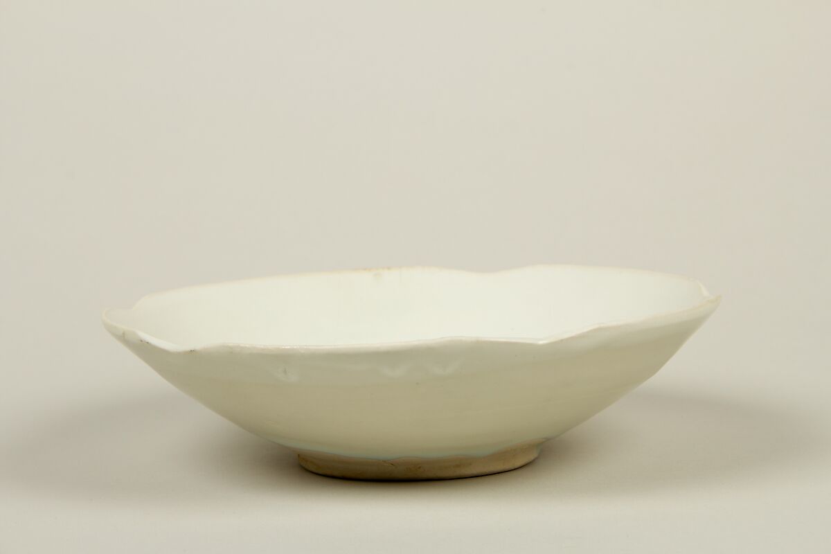 Bowl with petal-shaped rim, Stoneware with clear glaze, China