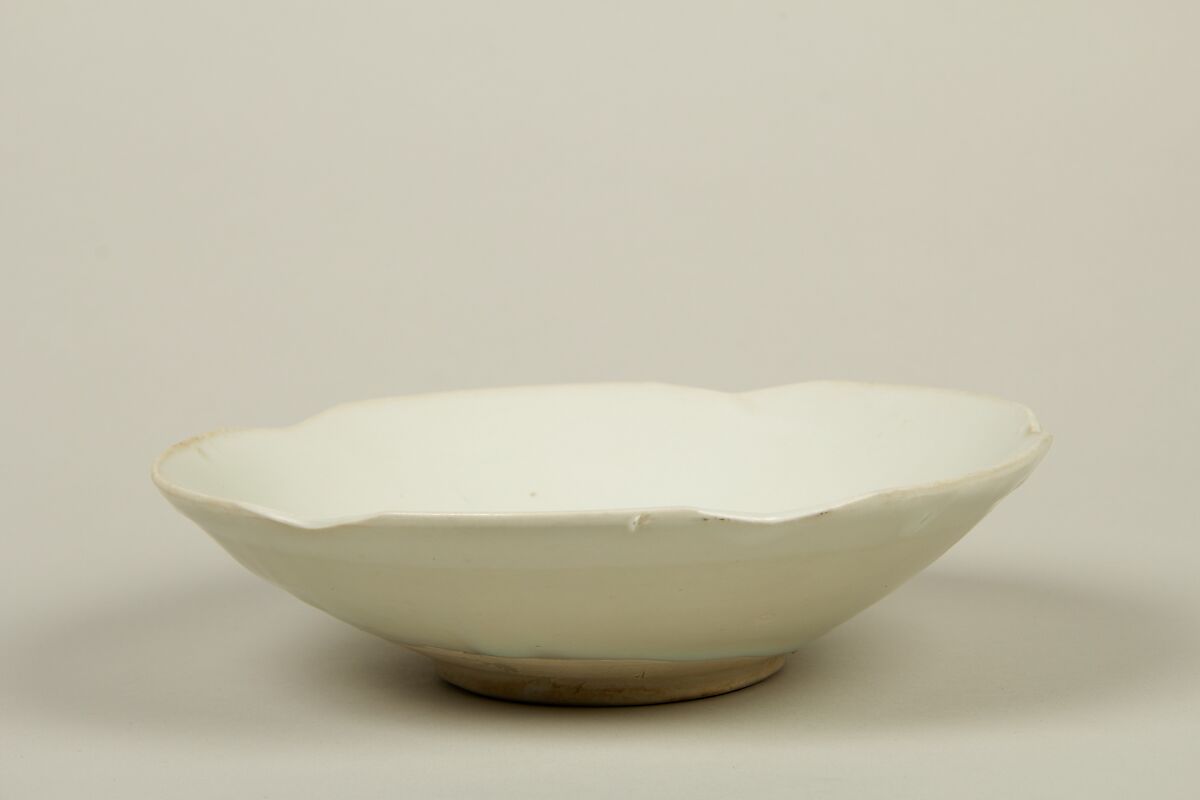Bowl with petal-shaped rim, Stoneware with clear glaze, China