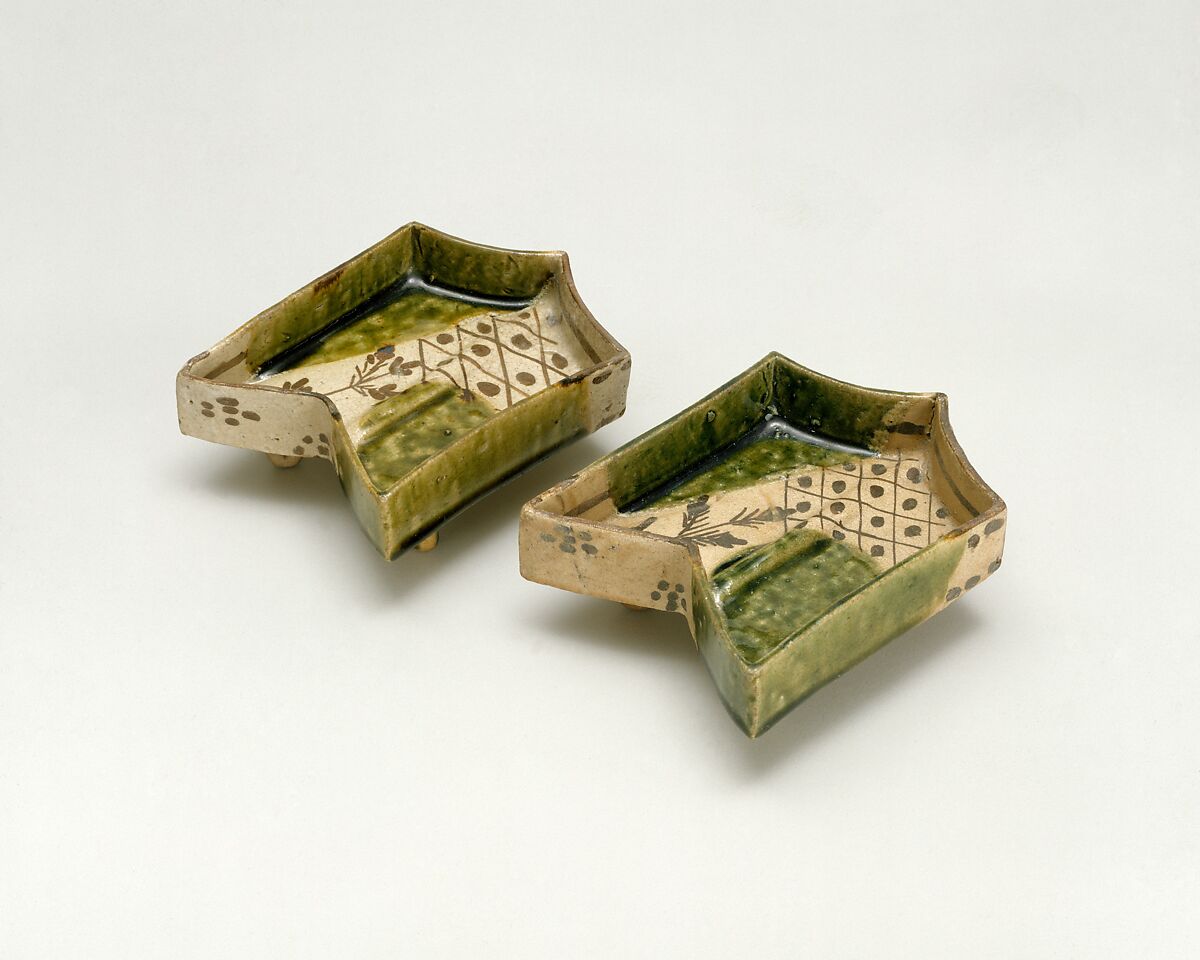 Dish in the Shape of an Arrow's Fletching, Stoneware with underglaze iron brown and copper-green glaze (Mino ware, Oribe type), Japan
