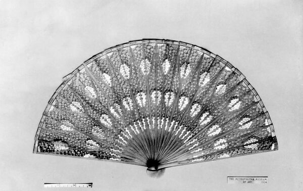 Fan, Georges Bastard (French, Andeville 1881–1939 Sèvres), Horn, mother-of-pearl, silk 