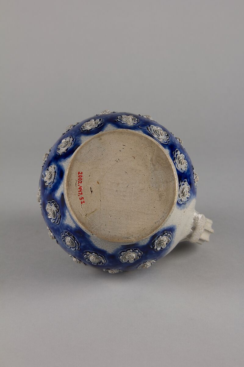 Porcelaneous stoneware with underglaze blue decoration