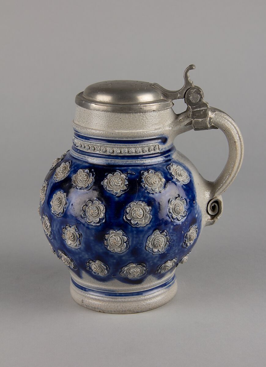 Porcelaneous stoneware with underglaze blue decoration 