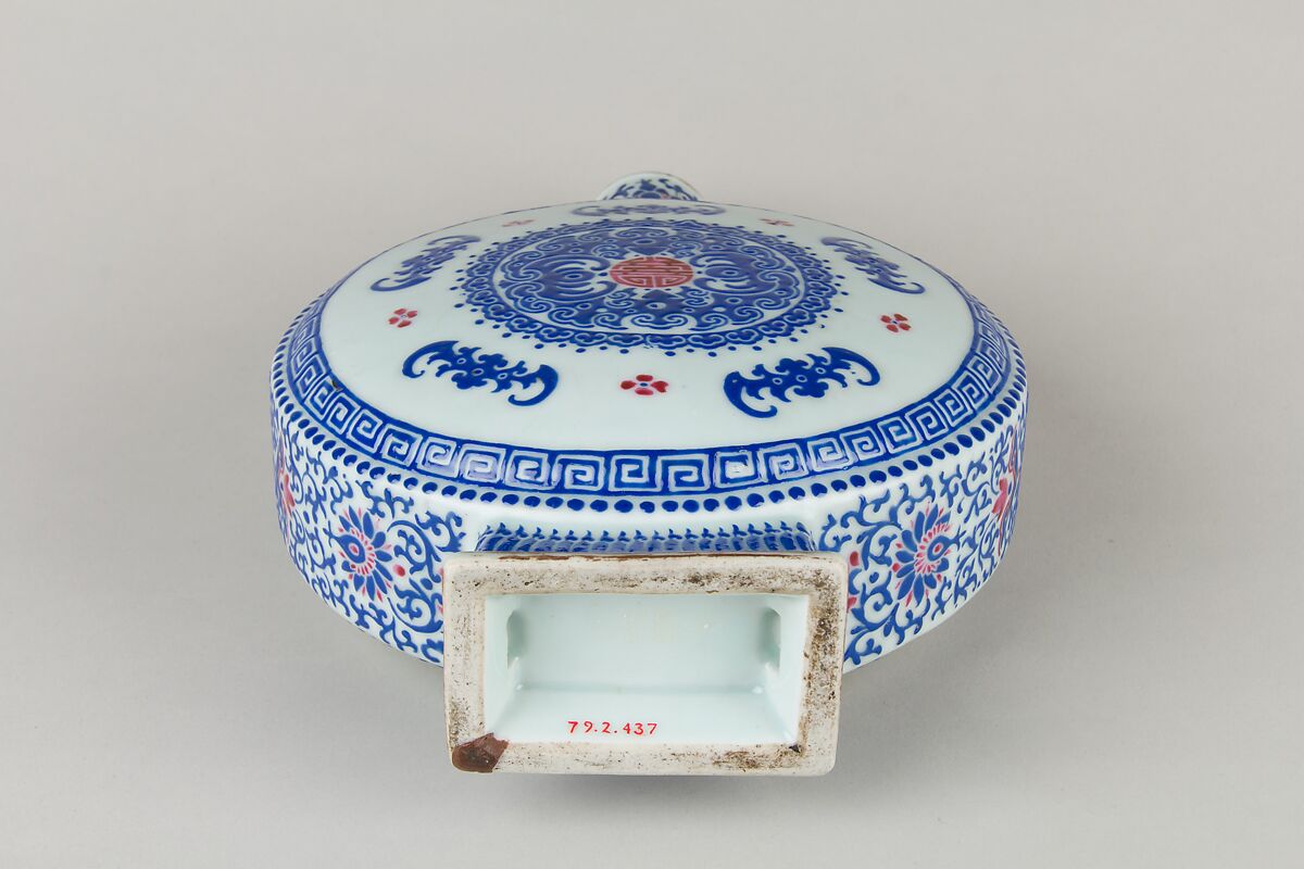 Flask, Porcelain painted in overglaze enamels, China