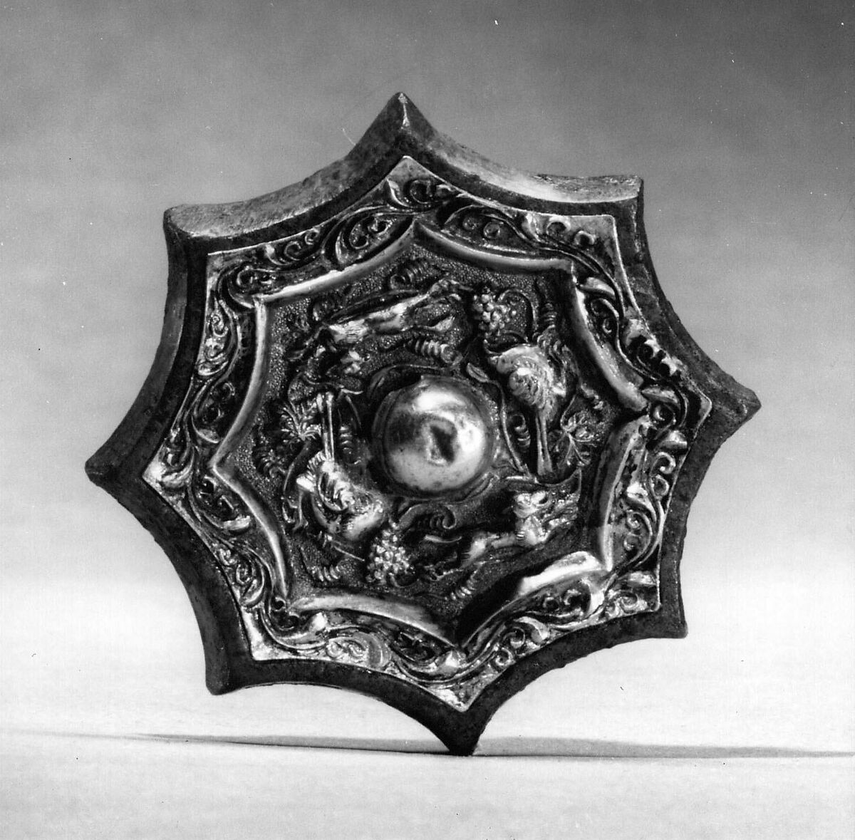 Mirror in the shape of an eight-lobed flower, Bronze with repoussé gold back, China 